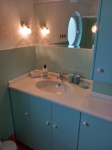 uma casa de banho com um lavatório e um espelho em pavlosloft em Leondárion
