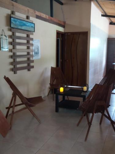 Zimmer mit zwei Holzstühlen und einer Tür in der Unterkunft Casa Moa in Tena