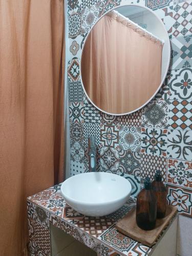 Un baño con un lavabo y un espejo sobre un mostrador. en Casa en Santa Elena, en Playa Dorada