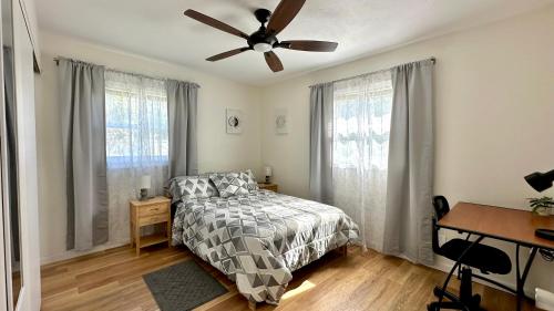 sypialnia z łóżkiem i wentylatorem sufitowym w obiekcie Cozy Rooms near Busch Gardens w mieście Tampa