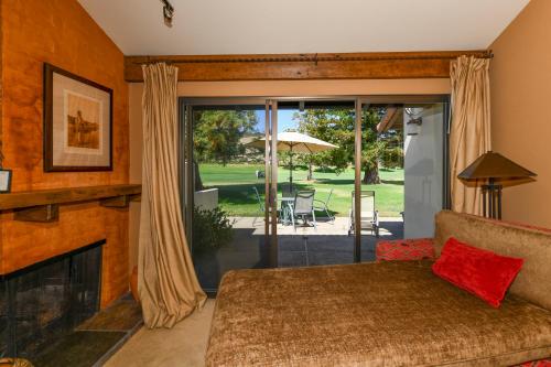 - un salon avec un canapé et une cheminée dans l'établissement Relax in Comfort with Fairway Views at Silverado North Course, à Napa