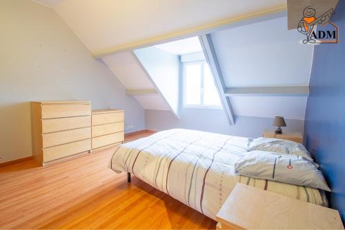 1 dormitorio con 1 cama grande en el ático en Chez Michel, 