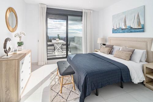 um quarto com uma cama e vista para o oceano em LAE212D - Mirador Estepona hills by Roomservices em Estepona