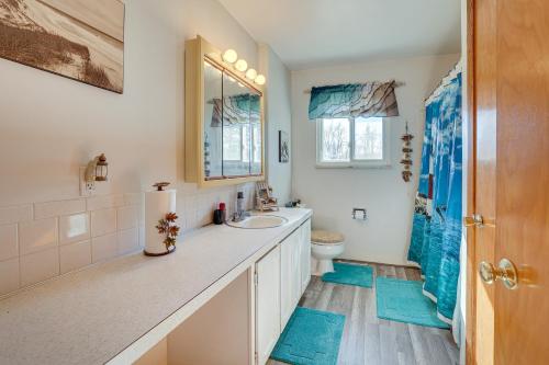 Uniontown的住宿－Family-Friendly Home in New Franklin with Backyard，一间带水槽、卫生间和镜子的浴室