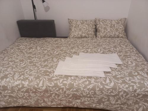 ein Bett mit einem Haufen Handtücher drauf in der Unterkunft Mieszkanie Sobieskiego in Warschau