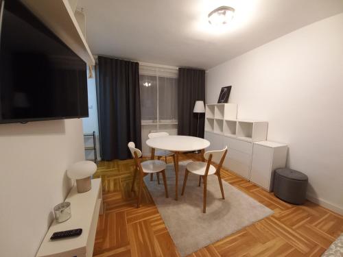 ein kleines Wohnzimmer mit einem Tisch und Stühlen in der Unterkunft Mieszkanie Sobieskiego in Warschau
