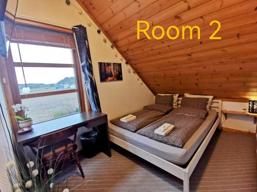 サンネフヨルにあるMikael's Bed & Spa apartmentの窓付きの部屋にベッド付きのベッドルーム1室があります。