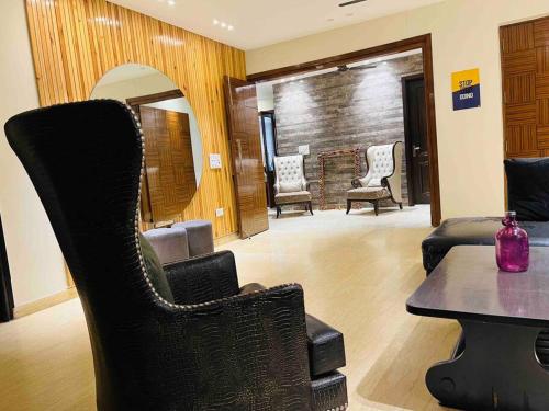 Area tempat duduk di Room in Airb&b New Delhi - Divine Inn Service Apartments