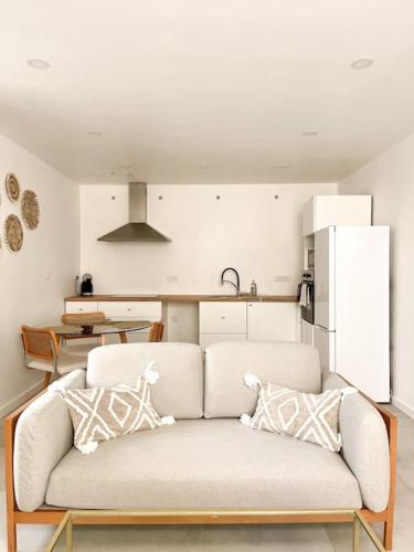 un salon avec un canapé dans une cuisine dans l'établissement Les Bords de l'Estaque x Le refuge de Cézanne, à Marseille