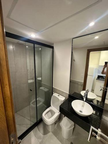 uma casa de banho com um WC, um lavatório e um chuveiro em Hermoso Loft en Asuncion E4 em Assunção