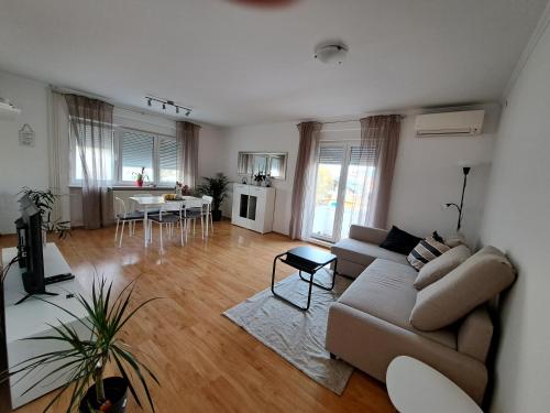 una sala de estar con un sofá y una mesa en Charming Celje City Center Apartment, en Celje