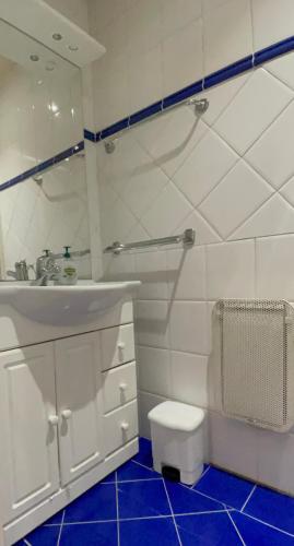 une salle de bain blanche avec un lavabo et des toilettes dans l'établissement La Glycine, à Mers-les-Bains