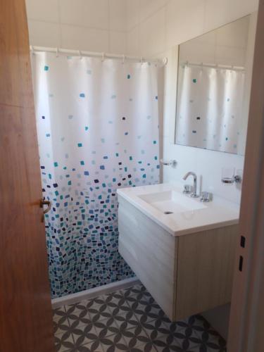 uma casa de banho com um lavatório e um chuveiro em Confort urbano - Departamento em Venado Tuerto