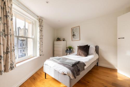 a bedroom with a bed and a window at Bright & Quirky 3BD Home - Wellington Terrace! in Bristol