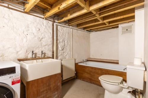 a bathroom with a sink and a toilet and a bath tub at Bright & Quirky 3BD Home - Wellington Terrace! in Bristol