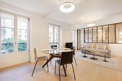une salle à manger avec une table, des chaises et un canapé dans l'établissement Charming apartment - 2BR-6P - Jardin du Luxembourg, à Paris
