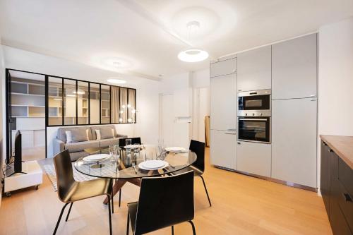 une cuisine et un salon avec une table et des chaises dans l'établissement Charming apartment - 2BR-6P - Jardin du Luxembourg, à Paris