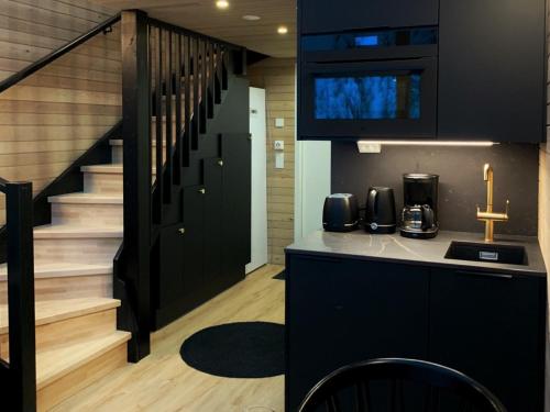 uma cozinha com um balcão e uma escada em Villa Auroras Kettu em Syöte