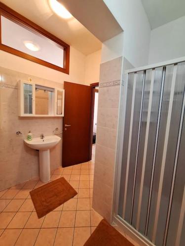 a bathroom with a sink and a glass shower at Casa Vacanza da Franco in Cremona