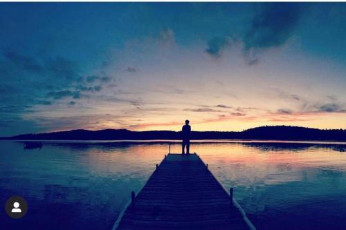 Galeriebild der Unterkunft Peaceful lakeside cottage great for a staycation. in Dwight