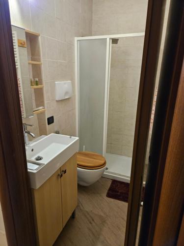 uma casa de banho com um WC, um lavatório e um chuveiro em Nel Vicolo Nascosto em Legnano