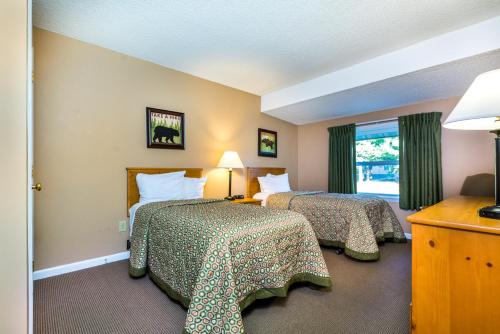 um quarto de hotel com duas camas e uma janela em Lake Placid Club Lodges em Lake Placid