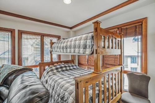 1 dormitorio con litera y silla en Slopeside Retreat - Ski In Ski Out - Beaver Creek en Beaver Creek