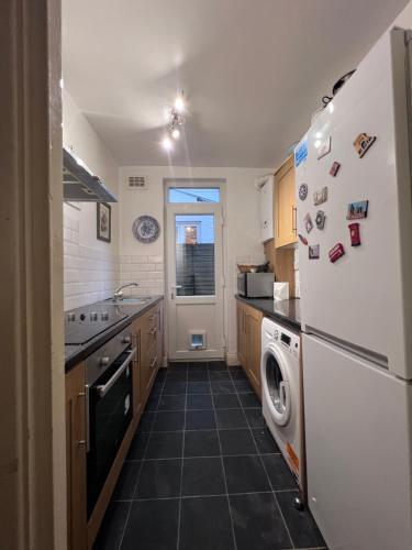 ロンドンにあるRelaxing&Cozy Roomのキッチン(白い冷蔵庫、食器洗い機付)