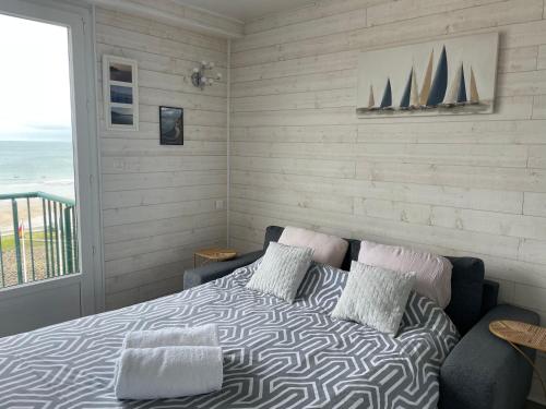 - une chambre avec un lit et 2 oreillers dans l'établissement Studio Centre belle vue mer, à Dinard