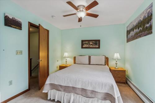 Un pat sau paturi într-o cameră la Two bedroom Townhouse within walking distance to all activities Glazebrook J4