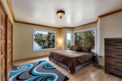 Schlafzimmer mit einem Bett und einem Fenster in der Unterkunft Tahoe Lakescape in Zephyr Cove