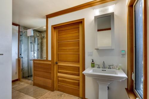 ein Badezimmer mit einem Waschbecken und einer Holztür in der Unterkunft Tahoe Lakescape in Zephyr Cove