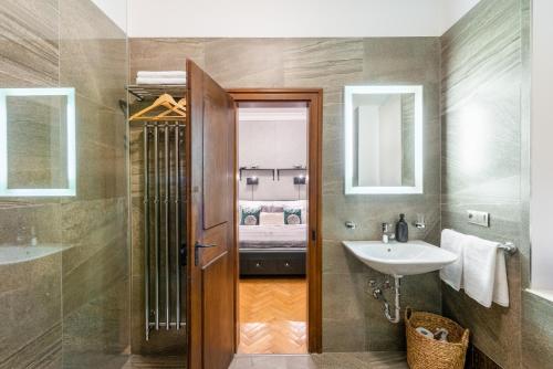 uma casa de banho com um lavatório e uma cama em Adam's Apartment - Best Location em Praga