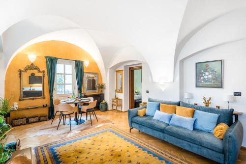 uma sala de estar com um sofá azul e uma mesa em Adam's Apartment - Best Location em Praga