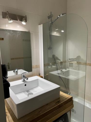 a bathroom with a white sink and a shower at Cocon au cœur de Chamonix avec parking gratuit in Chamonix-Mont-Blanc