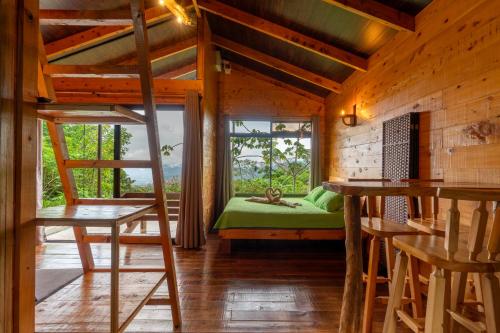 ein Zimmer mit einem Bett in einem Baumhaus in der Unterkunft Cabaña El Ciprés: Vistas increíbles y Mirador in Turrialba