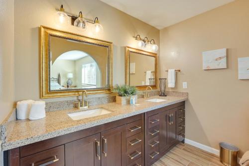 uma casa de banho com 2 lavatórios e um espelho grande em Glendale Oasis with Private Pool, Patio and Fireplace! em Phoenix