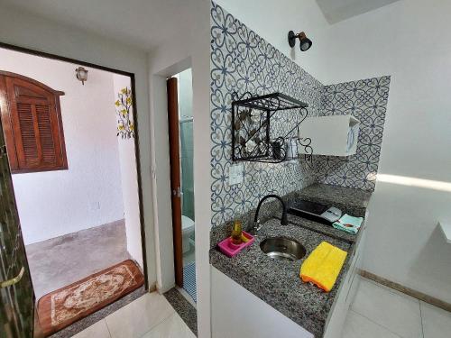 a small bathroom with a sink and a shower at Confortáveis e práticas Kitnets em Belo Horizonte in Venda Nova