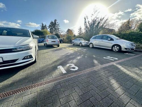 un groupe de voitures garées sur un parking dans l'établissement Stylisches Studio mit privatem Stellplatz wenige Minuten von der Innenstadt & Mosel, à Coblence