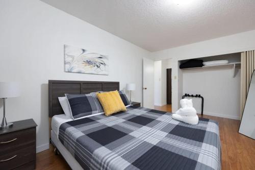 um quarto com uma cama com um urso de peluche em Newly Renovated 2BR with Parking and Near NLRHC em Fort McMurray