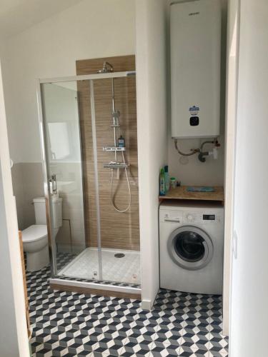 une salle de bain avec douche et machine à laver dans l'établissement Le petit Paradis,, proche plage du Mauret - Bassin, à Andernos-les-Bains
