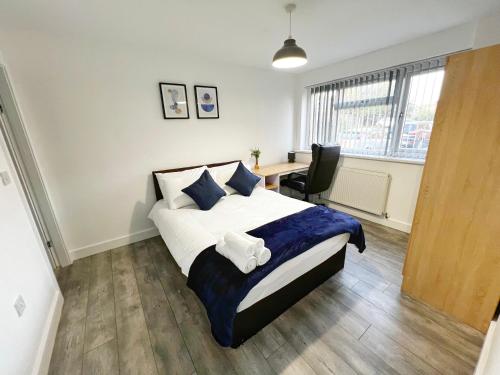 a bedroom with a bed and a desk in it at Selly Oak Near QE and UoB - 5 Bed Ensuite - Perfect for groups and contractors in Birmingham