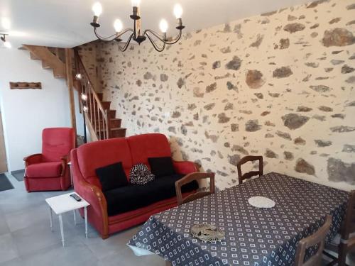Ruang duduk di Gîte entier plein centre de St Léo, 2 ch, 4 pers