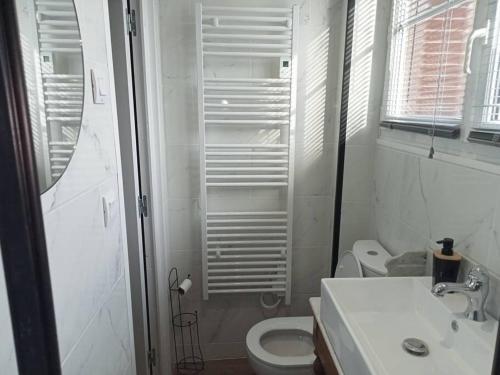 Bilik mandi di Gîte entier plein centre de St Léo, 2 ch, 4 pers