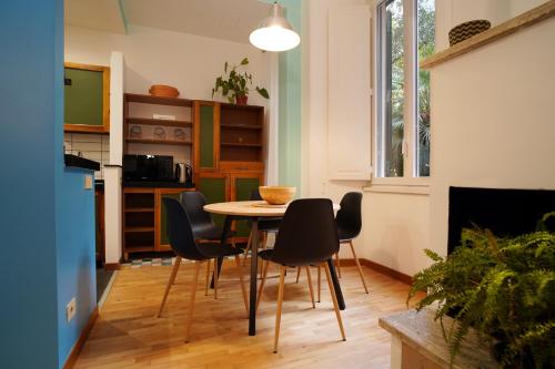a kitchen and dining room with a table and chairs at La Casa Romana in Rome