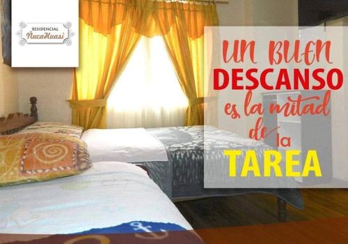 ein Schlafzimmer mit 2 Betten und ein Schild für Azona in der Unterkunft Hotel Nuestra Casa in Riobamba