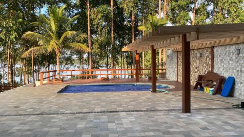 patio z basenem i pawilonem w obiekcie Rancho Coqueiros w mieście Abadiânia