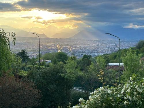 Blick auf eine Stadt mit einem Berg im Hintergrund in der Unterkunft La casa di Anna in Turin