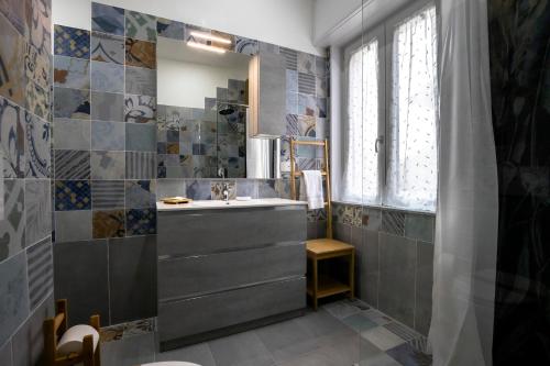 y baño con lavabo y ducha. en RESIDENZA IL ROCCOLO en San Fermo della Battaglia