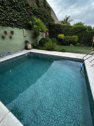 einen Pool mit blauem Wasser im Hof in der Unterkunft Angelina Pilar Córdoba in Pilar